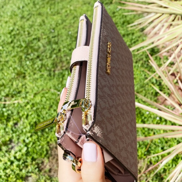 Gaby’sBags💕NWT Michael Kors double zip wristlet - Picture 7 of 10